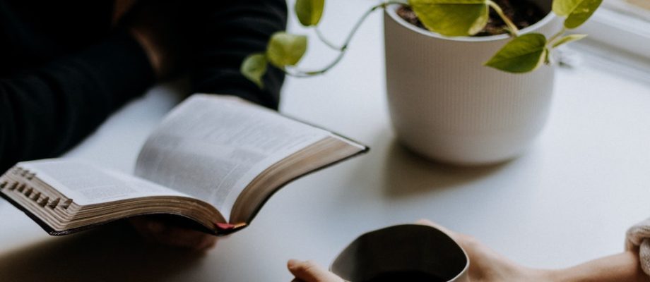 天を創造し、これを延べ

地とそこから生ずるものを広げ

その上に住む民に息を与え

その中を歩む者に霊を授けられる方
