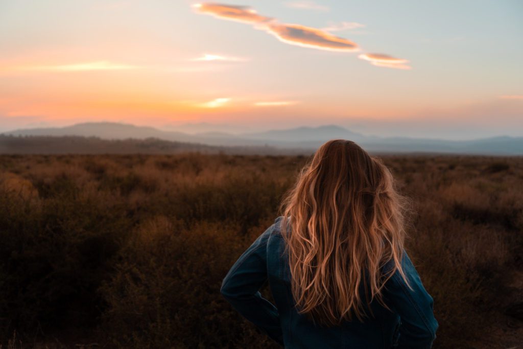 主は油を注がれた人キュロスについてこう言われる。

私は彼の右手を取り

彼の前に諸国民を従わせ

王たちを丸腰にする。