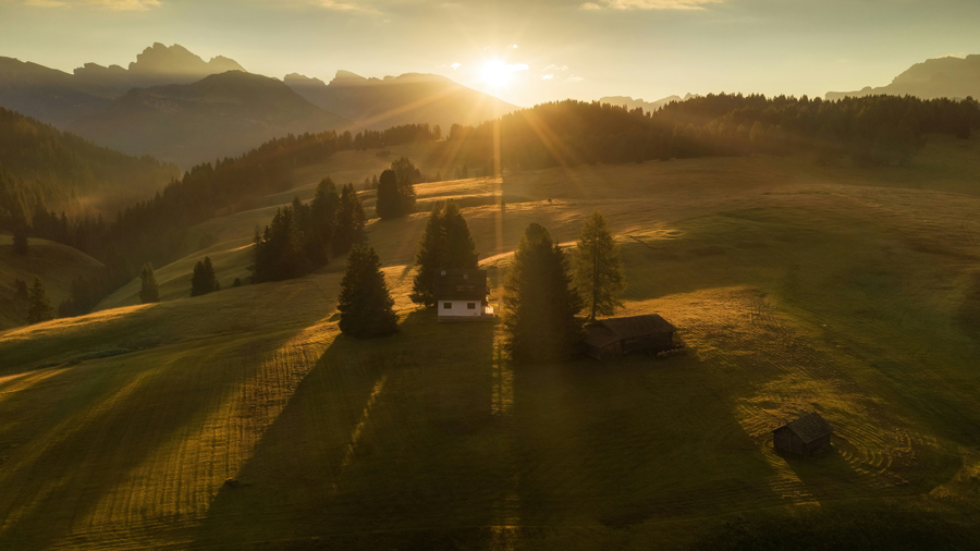 ダビデの詩。

主よ、あなたに呼びかけます。

わが大岩よ、沈黙しないでください。

あなたが黙っておられるなら

私は